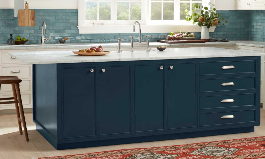 https://www.sherwin-williams.com/content/experience-fragments/swcom/merch_page_migration/kitchen-cabinets/master/_jcr_content/root/container_160108302_/container/image_copy.coreimg.82.1024.jpeg/1669147122090/diy-kitchen-cabinets-hero-desktop.jpeg