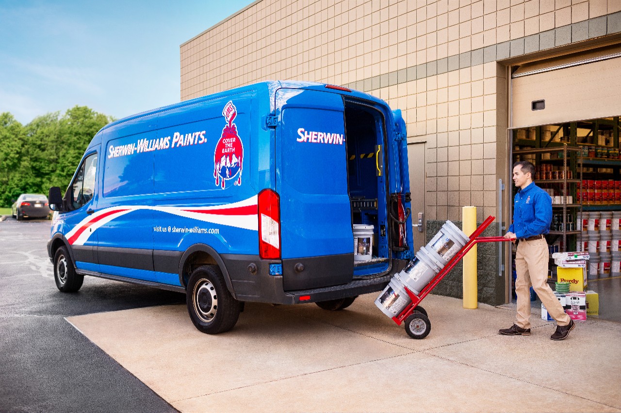 Store Exterior_Manager with van_Duration Ext_1035